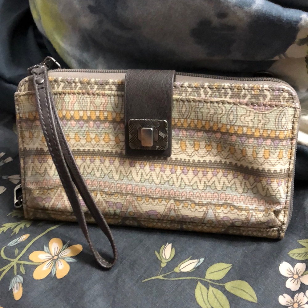 Sakroots Geometric Aztec Design 16 Card Zip Closure Wristlet Wallet